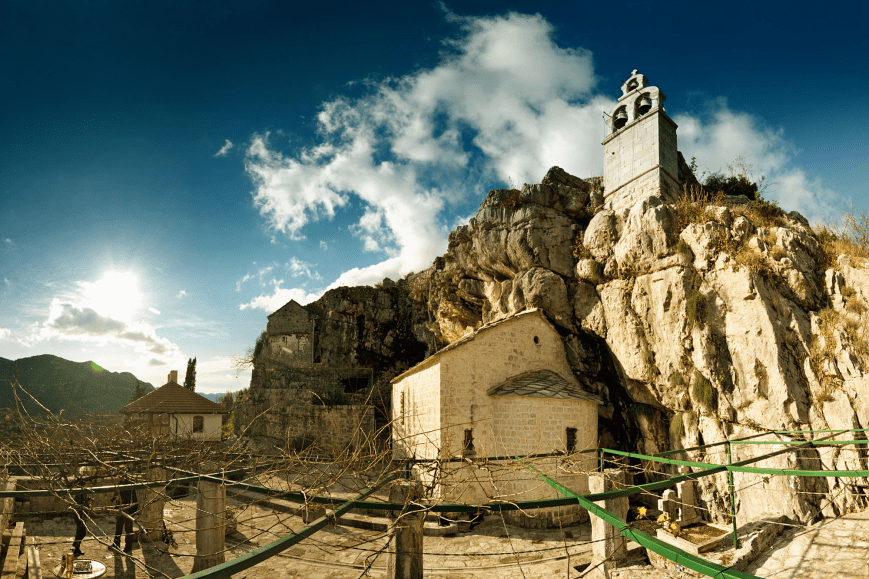 Skriveni dragulj Hercegovine: Manastir Zavala kod Trebinja – tišina koja odjekuje vekovima